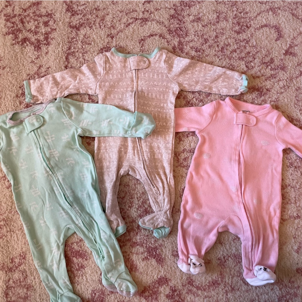 Lot of 3 baby girl sleepers size NB.